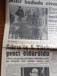 Milliyet Gazetesi - 20 Temmuz 1958 - İngilizler libya'ya çıktı - Kruşçev batılı liderlerle Nehru Ve Birleşmiş Milletler sekreteri derhal Konferansı çağırdı - Irak Kralı Faysala ait Aliye yatı Bebek koyunda fotoğraf - Kıbrıs'ta 5 Türk genci öldürüldü - Lefkoşe'de Tahtakale semtinde Ferruh Canbaz şimdi Türk gencinin EOKA tarafından vurulmasını Türk kadınları sokağa çıkma yasağına rağmen protesto etti fotoğraf - Irak Pakt'tan çekilmiyor - Nasır'ın bir kuryesi Dün İstanbul'dan geçti fotoğraf - Amerika Bağdat Paktı üyelerinden Irak'a karşı ihtiyatsız harekette bulunmamalarını istedi - Kral Faysal'ın mallarına el konuldu - İstanbul Ankara Radyosu Programı - cemiyet haberleri yazan Leyla Umar - bel kemiği ve demokrasi yazan Peyami Safa - İsmet İnönü bugün Eyüp ilçe kongresinde konuşacak - İstanbul'un yeni belediye reisi Kemal Aygün dün geldi - bir başka alem yazan Refik Cevat Ulunay - pazarlık köşesi yazan Halit Kıvanç - Gündüz kılıç gözü ile Anadolu'da Spor  - Kınalı Burgaz Maçı