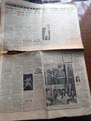 Cumhuriyet Gazetesi - 4 Haziran 1955 - Türkiye'de lisan meselesi Cumhuriyet Başmakale - Bulgar diplomatlarının efsane seyahatleri - Kore tugayımızın tatbikatı fotoğraf - İkinci Elmalı bendi dün törenle açıldı fotoğraf - belgrad'da kim kimi atlattı - Krutçef'e ait bir elbise hikayesi - Cumhur Reisi Celal Bayar Elmalı bendi açılışında kurdeleyi keserken fotoğraf - İngiltere'de grevler felaket halini aldı - Ordu futbol takımımız Dün şampiyon oldu fotoğraf - Ürdün Türk Irak Paktına katılıyor- Gina Lollobrigida'nın tekzibi - Japon Veliahtı Akihito tenis oynuyor fotoğraf - kalay meselesi yazan Burhan Felek - Futbol federasyonu'nun son kararı - Fenerbahçe Alman München takımı ile karşılaşıyor - profesyonel boks maçları - 1955 Cannes film festivali yazan Aydemir Balkan - otel Kralı Hilton 10 yıl önce meçhul bir kimseydi - avare filminin en güzel şarkıları sahibinin sesinde - dünya karikatürleri - resimli romanımız gizli define yazan George Simenon - Maraş ve Adıyaman pamuklu fabrikaları