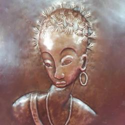 VINTAGE EL YAPIMI İMZALI KABARTMA GÖRSELLİ AFRİKALI KADIN PORTRE BAKIR TABLO