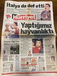 HÜRRİYET GAZETESİ DOĞUM GÜNÜ HEDİYESİ - 17 OCAK 1999 - TAM TAKIM 32 SAYFADIR -Abdullah Öcalan-Haluk Kırcı-Sedat Bucak-Uğur Dündar-Prenses Olga-Murat Bardakçı-Akşener-Oktay Ekşi-Toshack-Cem Yılmaz-Boliç-Fatih Terim-Filip-Emre-Burak-Bayram Aydın-Yalım Erez-Sedat Ergin-Zülfü Livaneli-Nurettin Sözen-Mehmet Moğultay-Ercan Karakaş-Algan Hacaloğlu-Altan Oymen-Cevdet Selvi-Ali Topuz-Hasan Fehmi Güneş-Mehmet Sevigen-Bülent Tanla-Ethem Cankurtaran  İtalya da def etti-Yaptığımız hayvanlıktı-Prenses Olga’nın Türkiye’ye vedası-Tita artık yok-Uzun tatilde ilk gün 26 kurban-Kombassan’dan ABD’de zincir-Cep telefonunda süper evlilik-Bacak ağrıları için yeni ilaç-Celile ‘açlık grevinde’-Kırık notlu öğrenciler okulu talan etti-Fenerbahçe’nin Derwall’i olacağım-Toshack’tan birlik çağrısı-Fener’i Boliç güldürdü-Terim içini döktü-Filip: Hedefim Real Madrid-Antalya Hakan için devrede-1 Şubat’ta lider-CHP’de sıra yarışı-Tantan niye piyano çalmıyor?-Parasız yaşamak pahalı-Kaynanatör-Akıl adası