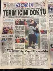 HÜRRİYET GAZETESİ DOĞUM GÜNÜ HEDİYESİ - 17 OCAK 1999 - TAM TAKIM 32 SAYFADIR -Abdullah Öcalan-Haluk Kırcı-Sedat Bucak-Uğur Dündar-Prenses Olga-Murat Bardakçı-Akşener-Oktay Ekşi-Toshack-Cem Yılmaz-Boliç-Fatih Terim-Filip-Emre-Burak-Bayram Aydın-Yalım Erez-Sedat Ergin-Zülfü Livaneli-Nurettin Sözen-Mehmet Moğultay-Ercan Karakaş-Algan Hacaloğlu-Altan Oymen-Cevdet Selvi-Ali Topuz-Hasan Fehmi Güneş-Mehmet Sevigen-Bülent Tanla-Ethem Cankurtaran  İtalya da def etti-Yaptığımız hayvanlıktı-Prenses Olga’nın Türkiye’ye vedası-Tita artık yok-Uzun tatilde ilk gün 26 kurban-Kombassan’dan ABD’de zincir-Cep telefonunda süper evlilik-Bacak ağrıları için yeni ilaç-Celile ‘açlık grevinde’-Kırık notlu öğrenciler okulu talan etti-Fenerbahçe’nin Derwall’i olacağım-Toshack’tan birlik çağrısı-Fener’i Boliç güldürdü-Terim içini döktü-Filip: Hedefim Real Madrid-Antalya Hakan için devrede-1 Şubat’ta lider-CHP’de sıra yarışı-Tantan niye piyano çalmıyor?-Parasız yaşamak pahalı-Kaynanatör-Akıl adası