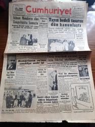 Cumhuriyet Gazetesi - 31 Mart 1956 - Adnan Menderes Dün Zonguldak'ta konuştu - Kıbrıs'a dair görüşme - eski Başbakan Şemsettin Günaltay dünkü toplantıda konuşurken fotoğraf - Şair Mithat Cemal Kuntay vefat etti - Celal Bayar'ın tetkik gezisi - Cumhuriyet anketi Türk köylüsü çarşaf için fikrini söylüyor röportajı yapan Şahab Balcıoğlu - lokantalarımız Güzel Sanatlar okulu imiş - Amerika'da bulunan Türk milletvekilleri Nazlı Tlabar ile Ahmet Tokuş dış politikamızı amerikalılara anlattılar - Çakırcalıyı biz öldürdük anlatan Albay Rüştü Kobaş yazan Yaşar Kemal Yazı Dizisi - Perçemli adam yazanlar Nihal Karamağaralı ve Va Nü yazı dizisi - mücerret fıkralar yazan Burhan Felek - Ankara Istanbul radyosu programı - Monako Prensi ile Grace Kelly nikahlarının kıyıldığı gece 600 kişiyi operaya davet etmiştir fotoğraf - Zeki Müren bebek gazinosunda - Türkiye'de rekortmenlerinden Cahit Önelin Amerika'daki ilk başarısı - Fenerbahçe Vefa karşılaşıyorlar - Fenerbahçe kayak takımı mı kuruyor