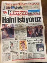 HÜRRİYET GAZETESİ DOĞUM GÜNÜ HEDİYESİ - 3 KASIM 1998 - 38 SAYFADIR -Metin Kaplan-Çiller-Oktay Ekşi-Levent Kırca-Toshack-Bebeto-Hugo Sanchez-Mehmet Yener Susoy-Sinan Özbağkan-Ebru Gündeş-Amokachi-Serdar Uluer-Yılmaz-İlhami Kaplan-Hugo Sanchez-Hüseyin Okocza-Nevzat Saygılıoğlu-Mümtaz Soysal-Çiğdem Toker-Temizel-Hülya Ağansoy-Tevfik Ağansoy-Yurdanur Serhat-Vedat Aydın-Haldun Sevel  Haini istiyoruz-Çiller komisyonu bugün toplanıyor-Kayıda giren para 25 milyar dolar-Bakana ayıp-Bir arpa boyu yol aldık-Yeşili hamamda görmüşler-Kırca Ankara’da omuzlara alındı-Baştan çıkaran dergi bayilerde-Bebeto bile bekledi-Tekrar istiyoruz-Amokachi 1 ay yok-Türkiye çok güzeldi-Sert erkeği severim-Ben güzel değilim-25 milyar dolar kayda girdi-Türkiye karaparada ikinci sınava giriyor-Temizel: Her şeye karapara diyemeyiz-ABD: Bakü-Ceyhan ağırlık kazandı-Susurluk: Geride kalan kadınlar-Katli kabir komşusu-Öldürmemek elinde değildi  Karikatür-çizer isimleri: Ustura Kemal-Bin Yaşasın Gazi Paşa-Haldun Sevel