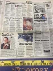 HÜRRİYET GAZETESİ DOĞUM GÜNÜ HEDİYESİ - 3 KASIM 1998 - 38 SAYFADIR -Metin Kaplan-Çiller-Oktay Ekşi-Levent Kırca-Toshack-Bebeto-Hugo Sanchez-Mehmet Yener Susoy-Sinan Özbağkan-Ebru Gündeş-Amokachi-Serdar Uluer-Yılmaz-İlhami Kaplan-Hugo Sanchez-Hüseyin Okocza-Nevzat Saygılıoğlu-Mümtaz Soysal-Çiğdem Toker-Temizel-Hülya Ağansoy-Tevfik Ağansoy-Yurdanur Serhat-Vedat Aydın-Haldun Sevel  Haini istiyoruz-Çiller komisyonu bugün toplanıyor-Kayıda giren para 25 milyar dolar-Bakana ayıp-Bir arpa boyu yol aldık-Yeşili hamamda görmüşler-Kırca Ankara’da omuzlara alındı-Baştan çıkaran dergi bayilerde-Bebeto bile bekledi-Tekrar istiyoruz-Amokachi 1 ay yok-Türkiye çok güzeldi-Sert erkeği severim-Ben güzel değilim-25 milyar dolar kayda girdi-Türkiye karaparada ikinci sınava giriyor-Temizel: Her şeye karapara diyemeyiz-ABD: Bakü-Ceyhan ağırlık kazandı-Susurluk: Geride kalan kadınlar-Katli kabir komşusu-Öldürmemek elinde değildi  Karikatür-çizer isimleri: Ustura Kemal-Bin Yaşasın Gazi Paşa-Haldun Sevel