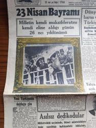 Cumhuriyet Gazetesi - 23 Nisan 1946 - yeni Türkiye'nin doğduğu gün yazan Nadir Nadi Başmakale - 23 Nisan Bayramı milletin kendi mukadderatını kendi eline aldığı günün 26. yıldönümü - Büyük Millet Meclisi reisi Mustafa Kemal Paşa yirmi altı yıl önce 23 Nisan'da meclis binasının balkonunda fotoğraf - dünya barışı ve Türkiye - Başbakan Şükrü Saraçoğlu'nun mühim bir demeci - Paris konferansını iştirak edecek murahhaslar yolda - Sovyet şeflerinin bir arada çekilmiş son fotoğrafları Stalin Molotov ve Lehistan üyeleri beraber Kremlin'de - Kalkınma Partisi lideri Nuri Demirağ Demokrat Parti'ye meydan okuyor - Yahya Kemal ve açık İstanbul milletvekilliği - Maltepe'de üçüncü tank alayının alay günü kutlandı fotoğraf - edebiyat gecesi Şehir Tiyatrosu komedi kısmında - Muammer Karaca Tiyatrosu platin palas - sevgilin ben olacağım filmi Saray sinemasında - Sonsuz Panayır yazan Halide Edip Adıvar Yazı Dizisi - zarfla taşınır yazan Burhan Felek - 23 Nisan 1920 yazan Abidin Daver -Lila Lalauni Konseri