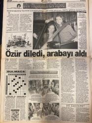 HÜRRİYET GAZETESİ DOĞUM GÜNÜ HEDİYESİ - 10 EKİM 1998 -24 SAYFADIR -Kenan Doğulu-Ayten Görgün-Özlem Çakar-Haldun Sevel-Bill Clinton-Hadi Uluengin-Can Yücel-Bülent-Bülent Ecevit-Yalçın Bayer-Enis Berberoğlu-Mukerrem Kayahan-Necati Doğru-Mehmet Mercan  Bir yarışma öyküsü-Özür diledi arabayı aldı-Bu bir vicdan meselesi-Ne dediler-Kaderim Tanrı’nın elinde-Hong Kong’da İngilizce dersi-Yunanistan Patriot alıyor-ABD Kosova cephesini kuramıyor-Yunan vetosuna AB’den by-pass-Eskişehir’de festival zamanı-Andy Warhol sergisi geliyor-Can Yücel’in cezası bozuldu-Bildirici kitaplarını imzalıyor-Şam Apo’yu gönderebilir-Panikleten patlamalar-Türkiye MED TV ekranını kararttı-Bu kış elektrik kesintisi yok-Mafya siyasetçi zincirini kırın-Yılmaz: Başkanlık sistemi Türkiye’yi maceraya götürür  Karikatür-çizer isimleri: Ustura Kemal-Bin Yaşasın Gazi Paşa-Haldun Sevel-Bülent çiziyor
