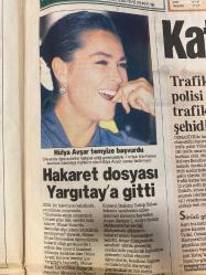 HÜRRİYET GAZETESİ DOĞUM GÜNÜ HEDİYESİ - 11 OCAK 1999 - TAM TAKIMI 38 SAYFADIR -Abdullah Çatlı-Haluk Kırcı-Hikmet Ulugbay-Prenses Diana-İsmail Türüt-Gamze Bulut Tiyos-Hasan Subaşı-Rüştü Reçber-Ali Şen-Savaş Kayaoglu-Kemal Yasar-Adrian Ilie-Fatih Terim-Faruk Süren-İlhan Söyler-Sezen Aksu-Tarkan-İbo-Serdar Ortaç-Seckan Türesay-Hülya Avşar-Diğdem-Hasan Halil-Bahattin Tay-Murat Tay-Hanefi Demirci  Devlet isterse yakalıyor-Haluk Kırcı da ele geçti-Her şey Milli Siyaset Belgesi’yle başladı-Yeni gelin Prenses unvanını istemiyorum-İsmail Türüt Atatürkçü Müslümanım-Konuşursa Susurluk tamamen çözülecek-Medya meydanına canlı yayın dayağı-Radyasyon yayan çekirdek bulundu-Bankacı katilleri Kırcı’nın arkadaşı-Önemli isimleri açıklayacağım-Ulugbay’a çifte görev-Ulugbay’ın sicili-Aktaş Bakan olmayacağım-Kaymanın evine silahlı saldırı-Ya Fener ya Avrupa-Golcüler şov yaptı-Galli’nin umudu Savaş-Buzda Rus büyüsü-Derbi korkusu-Kartal’a çift idman-Ali Eren sakat-Yollarımız ayrılmaz-Akıl hocası Ilie-Emre-Cim