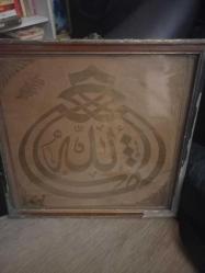 EL ÇEKME OSMANLI DÖNEMİ TEKKE İŞİ HAT LEVHA OSMANLI DÖNEMİ ÜZERİNDE ARMUDİ FORMDA ''MAŞALLAH'' YAZILI TEKKE İŞİ HAT LEVHA  YAZI KALİTESİ OLDUKÇA YÜKSEKTİR ANCAK BAZI TEKKE İŞİ HATLARA MÜTEVAZİLİK ADINA KETEBE ATILMAMAKTADIR  BOYUT:28 X 30 CM