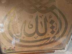 EL ÇEKME OSMANLI DÖNEMİ TEKKE İŞİ HAT LEVHA OSMANLI DÖNEMİ ÜZERİNDE ARMUDİ FORMDA ''MAŞALLAH'' YAZILI TEKKE İŞİ HAT LEVHA  YAZI KALİTESİ OLDUKÇA YÜKSEKTİR ANCAK BAZI TEKKE İŞİ HATLARA MÜTEVAZİLİK ADINA KETEBE ATILMAMAKTADIR  BOYUT:28 X 30 CM