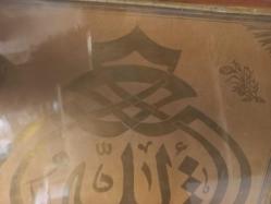 EL ÇEKME OSMANLI DÖNEMİ TEKKE İŞİ HAT LEVHA OSMANLI DÖNEMİ ÜZERİNDE ARMUDİ FORMDA ''MAŞALLAH'' YAZILI TEKKE İŞİ HAT LEVHA  YAZI KALİTESİ OLDUKÇA YÜKSEKTİR ANCAK BAZI TEKKE İŞİ HATLARA MÜTEVAZİLİK ADINA KETEBE ATILMAMAKTADIR  BOYUT:28 X 30 CM