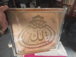 EL ÇEKME OSMANLI DÖNEMİ TEKKE İŞİ HAT LEVHA OSMANLI DÖNEMİ ÜZERİNDE ARMUDİ FORMDA ''MAŞALLAH'' YAZILI TEKKE İŞİ HAT LEVHA  YAZI KALİTESİ OLDUKÇA YÜKSEKTİR ANCAK BAZI TEKKE İŞİ HATLARA MÜTEVAZİLİK ADINA KETEBE ATILMAMAKTADIR  BOYUT:28 X 30 CM