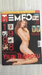 TEMPO – SAYI 577 – 31 ARALIK 1998 / 6 OCAK 1999 – 140 SAYFA – YILIN ADAMI: HASAN DENİZKURDU – YILIN KADINI: MONICA LEWINSKY – SUSURLUK SKANDALI ÇÖZÜLEMEDİ, ÇAKICI FRANSA’DA YAKALANDI – REFAH PARTİSİ KAPATILDI, ERBAKAN’A SİYASET YASAĞI – 75. YIL CUMHURİYET YÜRÜYÜŞÜ: 80 İLDE LAİK REFLEKS – CLINTON VE İSLAM’IN YILI – ABD–İRAN MAÇI: “PERSLER ABD’Yİ SEVİYOR” – KOSOVA KAZANI KAYNIYOR – SUHARTO’NUN SONU: ENDONEZYA SARSILDI – APO İTALYA’DA SIKIŞTI – VIAGRA YILIN İLACI OLDU – TÜRKİYE’DE MEŞHURLAR SİRKİ – DÜŞÜNCE HALA SUÇ: KALEM VE KÂĞIT DEMİR PARMAKLIK ARDINDA – İSLAMİ REFORM: KADINLAR İLK KEZ CENAZE NAMAZINDA – RUSYA’DAN BAŞLAYAN EKONOMİK KRİZ TÜRKİYE’YE ULAŞTI – DOĞANIN İNTİKAMI: 1998 FELAKETLER YILI – CUMHURİYET 75 YAŞINDA – KADIN TEMSİLİ %2.5: “DAHA ÇOK KADIN, DAHA İYİ SİYASET” – YAVUZ GÖKMEN VE ERHAN AKYİDE’YE VEDA – MODADA ZARAFET YENİDEN SAHNEDE – BEDAVA 1999 MASA TAKVİMİ – HER HAFTA: ESRA’NIN ON SORUSU, OLAYLAR VE ŞEYLER, DUMAN OLAN YERDE, GEÇTİ O GÜNLER, ‘O AN’IN PEŞİNDE, İTİRAF YAZIL