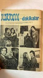 SAMANYOLU ELBİSE PATRON İLAVELİ MECMUA DERGİ - 14 MART 1974 — SAYI: 115 JOLE - MARIO UBERTI - MARILU - ARZU OKAY - SEYHAN KARABAY - FATMA GİRİK - TAMER YİĞİT - FIGEN HAN - SELMA GÜNERİ - TARIK AKAN - İLHAN İREM - FUNDA ANAPA - ERTAN ANAPA - ASU MARALMAN - YAVUZ ÖZIŞIK - FECRİ EBCİOĞLU - ESİN AFŞAR - ŞANAR YURDATAPAN - ALPAY - TANJU OKAN - SALİM DÜNDAR - ERGUN ÖZER - BARIŞ MANÇO - ALL KOCATEPE - ERKUT TAÇKIN - VURAL JALE - TEO - AYTEN ALPMAN - CEM KARACA - LALE BELKİS - BANU - M. ALPAGUT - ZAFER DİLEK - NİLÜFER - NINO VARON - JENNI HASON - TIMUR SELÇUK KORKYW-DAKİKALAR - SİNEMA SİNEMA SİNEMA - YURT TURNESİ - NİKAH HAZIRLIĞI - TÜRK FİLMLER HAFTASI - RULETTE KAZANÇ - BOS VER ARKADAŞ - SİNEMA DÖNÜŞÜ - SİRKÜLASYON PLAĞI - SİRİBOM SİRİBOM - TURNEYE HAZIRLIK - ANADOLU TURNESİ - TV PROGRAMI - BUNLARI BİLİYOR MUSUNUZ - SOLO PLAK - DANS PROGRAMI - MÜZİĞE VEDA - ALTIN PLAK - KONSER ANLAŞMASI - TOPLULUK DAĞILMASI - YENİ PLAK - PİYASAYA DÖNÜŞ - LİSTE BAŞI - EVLİLİK - SANAT YILI PROGRAMI - 36 SAYFA