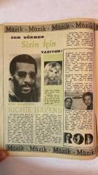 SAMANYOLU ELBİSE PATRON İLAVELİ MECMUA DERGİ - 13 OCAK 1972 — SAYI: 2 LOLO - PELÉ - LIZ TAYLOR - LIZA TODD - RICHARD BURTON - MICHAEL WILDING - CLAUDIA CARDINALE - AYBEN ERMAN - NAZAN BERK - RICHIE HAVENS - OSIBISA - RUSUF THOMAS - SIMON AND GARFUNKEL - ROD STEWART - SHIRLEY BASSEY - ELTON JOHN - HÜLYA KOÇYİĞİT - ERTEM EĞİLMEZ - BRIGITTE BARDOT - ROGER VADIM  SHOW PROGRAMI - DERİ KIYAFET MODASI - AİLE FOTOĞRAFI - MİNİ ETEK TEPKİSİ - BEDAVA ELBİSE DUYURUSU - KANTOYA GEÇİŞ - PLAK BİLGİ YARIŞMASI - PLAK LİSTELERİ (İNGİLTERE & AMERİKA) - FAN KULÜP ADRESLERİ - PLAK SİPARİŞİ İÇİN YURTDIŞI MAĞAZALAR - SİNEMADAN SAHNEYE GEÇİŞ - TUNÇ PLAK ANLAŞMASI - RICHIE HAVENS’IN MÜZİK TARZI - OSIBISA’DAN “WOYAYA” - REKLAM MÜZİĞİ TRENDLERİ - SOUL DANS AKIMLARI - SIMON & GARFUNKEL AYRILIĞI - ROD STEWART LİSTE BAŞI - MÜZİK ÖDÜLLERİ - HÜLYA KOÇYİĞİT’İN 1972 PROGRAMI - “BEYOĞLU GÜZELİ” VE “FERYAT” FİLMLERİ - BRIGITTE BARDOT & ROGER VADIM BAHAMA GEZİSİ - DOSTLUK AÇIKLAMASı - 36 SAYFA