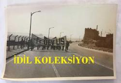 1978'İN 1 MAYIS MİTİNGLERİ SIRASINDA İstanbul Sarayburnu SAHİL YOLUNDA ''DEV-LİS'' PANKARTIYLA YÜRÜYÜŞE GEÇEN KORTEJİN ÇEKİLMİŞ ORİJİNAL BİR FOTOĞRAFI - 18 x 12 cm EBADINDA - 1 MAYIS 1978 -