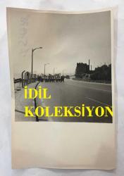 1978'İN 1 MAYIS MİTİNGLERİ SIRASINDA İstanbul Sarayburnu SAHİL YOLUNDA ''DEV-LİS'' PANKARTIYLA YÜRÜYÜŞE GEÇEN KORTEJİN ÇEKİLMİŞ ORİJİNAL BİR FOTOĞRAFI - 18 x 12 cm EBADINDA - 1 MAYIS 1978 -