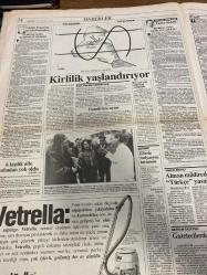 MİLLİYET GAZETESİ DOĞUM GÜNÜ HEDİYESİ - 22 OCAK 1993 -TAM TAKIM 28 SAYFADIR -Saddam-Clinton-Yalçın Doğan-Benazir Bhutto-Orhan Tokatlı-Süleyman Demirel-Nazlı Ilıcak-Ahmet Taner Kışlalı-Ahmet Tüzün-Aydın Bolak-Tufan Türenç-Piontek-Sepp-Seba-Milne-A. Torunoğlu-M. Ali Yılmaz-Lekic-Erdogan Şenay-Nazar Boncuğu-Peruz Ergin-Feza Rumsanlıoğlu-Ceylan-Pınar Elçe-Ajda Pekkan-Nuray Fenercioğlu-Salih Saygın-Hasan Pulur-Sema Emreoğlu-Audrey Hepburn-Zülfikar Doğan  Saddam füzeleri çek-Clinton da Irak’a vurdu-Baskına Avrupa freni-Sam’ın sambasında Fransız intifadası-ANAP’ta Yüce Divan şoku-Bizi hedef aldılar-Benazir yine hamile-Kirlilik ömür törpüsü-Soba faciası-Evil kadın kızıyla soyadı taşımayamaz-TÜSİAD’dan önemli uyarı-Sampiyon Kocaeli olsun-Mücadele renklendi-G. Saray değişim içinde-Ligimiz Avrupalı oldu-Rıdvan’a ağır suçlama-Hakemler belli oldu-6 maçta 18 puan-Trabzon’a yeni makyaj-Eczacı final kapısında-Dört yabancı bir yerli-Florya’da Okan pazarlığı-Daldan dala eğlence-Süper Saat-Bir Başka Gece