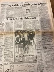 MİLLİYET GAZETESİ DOĞUM GÜNÜ HEDİYESİ - 17 ŞUBAT 1993 -SADECE 24 SAYFADIR -Deniz Baykal-Bülent Ecevit-Halit Oral-Hikmet Çetin-Yalçın Doğan-Tanju Çolak-İslam Yücel-Erdoğan Şenay-Ömer Üründül-Orhan Boran-Ayşen Kırca-Elif İlker-Mustafa Yalın-Aysun Kocadağ-Necdet Menzir-Tolga Şardan-Ali Sirmen-Ercan Altazlı  Baykal’dan açık çek-Ecevit’ten ret-Basıma buyruk değilim-F.Bahçe nefes kesti-Trabzon kaza yaptı-Oğuz ile Novak tartıştı-TV’de neşeli pazar-Daha iyi bilen varsa gelsin-Kamhi’nin tetikçisi Kuleli’den-Görünmeyen Adamın Maceraları-Güzel ve Çirkin-Jurassic Park-Vegas’ta Balayı-Zehirli Sarmaşık-Birkaç İyi Adam-Bodyguard-Köhne Bizans-Madonna-Evde Tek Başına 2-Harrison Ford Patriot Games  CHP Genel Başkanı Baykal SHP’ye birleşme çağrısı yaptı-DSP lideri Bülent Ecevit birleşmeye yanaşmadı-Menzir uyuşturucu operasyonlarıyla ilgili eleştirilere yanıt verdi-Sarıyer Fenerbahçe karşısında mağlup oldu-İkinci yarıda çabaları sonuç verdi-Orhan Boran TV programı sundu-Sibel Asna ve Ayşen Kırca televizyo