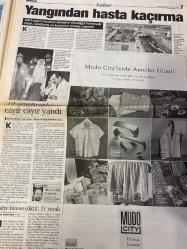 MİLLİYET GAZETESİ DOĞUM GÜNÜ HEDİYESİ - 8 MAYIS 1999 - TAM TAKIM 38 SAYFADIR -Yasemin Congar-Mehmet Çınar-Vural Savaş-Fikret Bila-Taha Akyol-Hakan Şükür-Vedat Danacı-Cengiz Malgir-Yalçın Doğan-Ercan Karakaş-Celal Doğan-H. Fehmi Güneş-Şahin Alpay-Tunca Bengin-Umur Talu-Ara Güler-Aydın Doğan-Doğan Hızlan-Birgit  Yakalama emri-Analar ağlamasın-Feldkamp ders verdi-Sosyal demokrat parti olamadık-Görüşler net değil-Solculuk sulandırıldı-Objektifin gururu  Eski kocasını bulduk ABD polisi Merve’yi arıyor-Teksas şerifleri Kavakçı’nın peşinde-Mahkeme kararı var-Baba: Ailece yalancılar-Teksas imamı-Merve’nin gizlediği evlilik-Başsavcı FP habis ur gibi-Meclis’te başladı Malatya’da sokağa taştı-Tahrikin sonu-Hakan Şükür Anneler Günü’nü kutladı-Babalar Günü ne zaman-Feldkamp ders verdi-Yıldıray alınsın-Şaşırtan iddia-Divan toplanıyor-Sosyal demokrasinin sorunları üzerine Ercan Karakaş Celal Doğan ve H. Fehmi Güneş değerlendirmelerde bulundu-Laiklik ve solculuk tartışıldı-Aydın Doğan Vakfı Görsel San