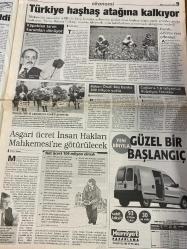 MİLLİYET GAZETESİ DOĞUM GÜNÜ HEDİYESİ - 18 OCAK 2000 - TAM TAKIM 30 SAYFADIR -Kadir Çelik-Melike Aşık-Sina Koloğlu-Hüseyin Velioğlu-Allende-Çağlar-Hasan Cemal-Zafer Arapkirli-Güngör Uras-Serkan Duygan Malina-Tarkan-Musti-Çelik-Beyaz-Sedat Ergin-Gürcan Bilgiç-Gürsel Göncü-Ayhan Sicimoğlu Canlı rezalet-Lider öldürüldü-Hizbullah’ın lideri Beykoz’daki çatışmada ölü ele geçti-Teröristler kaçırdıkları işadamlarının kredi kartlarını ele verdi-Sahte kimlik çıktı-İlaçtan da dev çıktı-Şili’ye solcu başkan-İnternette medya evliliği-İlaç gibi birleşme-Alpay adam değil-Sofuoğlu ile devam-Terim-Toshack gerginliği-TV’de seyretme anonsu-Gel tezkere gel-Podyumun balerini-Modada bahar-Haşhaş atağı-Kartal havlu attı-Beşiktaş derbi fakiri-İnternette medya evliliği takipte-Gözetimdeki 9 bankanın akıbeti meçhul-Nihami Yavuz-Kadir Şahin-Nedim Şener-Dr. Oşşık-Ecevit-Murat Uğur Burus-Pınar Aktaş-Ahmet Çetiner-Nezih Gürel-Ferhan Şensoy-Nejat Uygur Türkiye haşhaş atağına kalkıyor-Kapatılan tarım kurumları dönüy