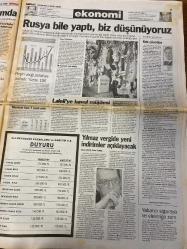 MİLLİYET GAZETESİ DOĞUM GÜNÜ HEDİYESİ - 2 EYLÜL 1998 - TAM TAKIM 36 SAYFADIR -Yeltsin-Veliat Sezai Türkeş-Hasan Yılmaz-Yavuz Donat-Aziz Yıldırım-Doğan Koloğlu-Attila Gökçe-Ulusoğlu-Tugay Kerimoğlu-Mustafa Denizli-Haluk Levent-Zülfü Livaneli-Yaşar Çakmak-Şeref Oğuz-Hakan Tokgöz-Önder Yılmaz-Hanım Gürek Ekonomiye ayar-Vergi topla-FP’de havuz sefası-Ataç’ı Çin gönderdi-Belçika polisine ilk ifade-Yılmaz çeteler bağlantılı-Rekabette dostluk olmaz-Denizli destek istedi-Cehennem Silahı 4-Melekler Şehri-Sihirli Kılıç-Başka Bir Dünya-Terörist-Cindy Sibel çok sempatik-Defilede pasta savaşı-İnat bitirdi-Rusya bile yaptı biz düşünüyoruz-Yılmaz vergide yeni indirimler açıklayacak-Derya Sazak-Haslet Soyöz-Ahmet Aydemir-Abdullah Karakuş-Ahmet Ünal Erkan-Numan Kurtulmuş-Serpil Çevikcan-Taha Akyol-Deniz Bölükbaşı-Cenk Başlamış-Bill Clinton-Boris Yeltsin-Fidel Castro-Güneri Cıvaoğlu Ordudan Erbakan’a yanıt-FP’ye yedek parti geliyor-Kutan her türlü cepheye karşıyız-Fazilet temkinli gidiyor-Fransa tipi Om