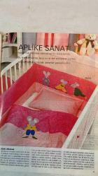 BURDA ELBİSE PATRONLU DERGİ - SAYI NO: 1 – BURDA ÇOCUK YAYINCI: DOĞAN BURDA DERGİ YAYINCILIK VE PAZARLAMA A.Ş. YAZI İŞLERİ MÜDÜRÜ: ÖZGÜR ALEV TEZCANLI GRAFİK TASARIM: SELMA ÖVET BERBER ÇEVİRİ: GÜLDEREN PAMİR ANKARA TEMSİLCİSİ: ERDAL İPEKEŞEN - BEBEK TAKIMI (YELEK, KAZAK, PANTOLON, BERE) –  KAZAK VE BERE – BEDEN 80/86 – PELÜŞ FARE – GÖVDE VE GİYSİ PARÇALARI  GÖVDE: BAŞ, KULAK, KOL, BACAK, SIRT, KARIN, TABAN  GİYSİLER: PANTOLON, ASKILI ÇANTA, KALP, CEP  KUMAŞLAR: PELÜŞ, SUNİ KÜRK, PAMUKLU – RENKLER: SARI, PEMBE, MAVİ, KARELİ -   UYKU TULUMU – YUMUŞAK VE SICACIK  ŞEKER KIZLARA ÇİZGİLİ KAZAK VE BERE  ÖNLÜK – ETAMİN ÜZERİNE ÇARPİ İŞİ FARE MOTİFLERİ  HAVLU – ETAMİN BORDÜRLÜ, İŞLENEBİLİR  3 TİĞ ÇİÇEK – ZİNCİR HALKASI ÜZERİNE - TAM TAKIM 32 SAYFA