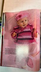 BURDA ELBİSE PATRONLU DERGİ - SAYI NO: 1 – BURDA ÇOCUK YAYINCI: DOĞAN BURDA DERGİ YAYINCILIK VE PAZARLAMA A.Ş. YAZI İŞLERİ MÜDÜRÜ: ÖZGÜR ALEV TEZCANLI GRAFİK TASARIM: SELMA ÖVET BERBER ÇEVİRİ: GÜLDEREN PAMİR ANKARA TEMSİLCİSİ: ERDAL İPEKEŞEN - BEBEK TAKIMI (YELEK, KAZAK, PANTOLON, BERE) –  KAZAK VE BERE – BEDEN 80/86 – PELÜŞ FARE – GÖVDE VE GİYSİ PARÇALARI  GÖVDE: BAŞ, KULAK, KOL, BACAK, SIRT, KARIN, TABAN  GİYSİLER: PANTOLON, ASKILI ÇANTA, KALP, CEP  KUMAŞLAR: PELÜŞ, SUNİ KÜRK, PAMUKLU – RENKLER: SARI, PEMBE, MAVİ, KARELİ -   UYKU TULUMU – YUMUŞAK VE SICACIK  ŞEKER KIZLARA ÇİZGİLİ KAZAK VE BERE  ÖNLÜK – ETAMİN ÜZERİNE ÇARPİ İŞİ FARE MOTİFLERİ  HAVLU – ETAMİN BORDÜRLÜ, İŞLENEBİLİR  3 TİĞ ÇİÇEK – ZİNCİR HALKASI ÜZERİNE - TAM TAKIM 32 SAYFA