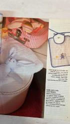 BURDA ELBİSE PATRONLU DERGİ - SAYI NO: 1 – BURDA ÇOCUK YAYINCI: DOĞAN BURDA DERGİ YAYINCILIK VE PAZARLAMA A.Ş. YAZI İŞLERİ MÜDÜRÜ: ÖZGÜR ALEV TEZCANLI GRAFİK TASARIM: SELMA ÖVET BERBER ÇEVİRİ: GÜLDEREN PAMİR ANKARA TEMSİLCİSİ: ERDAL İPEKEŞEN - BEBEK TAKIMI (YELEK, KAZAK, PANTOLON, BERE) –  KAZAK VE BERE – BEDEN 80/86 – PELÜŞ FARE – GÖVDE VE GİYSİ PARÇALARI  GÖVDE: BAŞ, KULAK, KOL, BACAK, SIRT, KARIN, TABAN  GİYSİLER: PANTOLON, ASKILI ÇANTA, KALP, CEP  KUMAŞLAR: PELÜŞ, SUNİ KÜRK, PAMUKLU – RENKLER: SARI, PEMBE, MAVİ, KARELİ -   UYKU TULUMU – YUMUŞAK VE SICACIK  ŞEKER KIZLARA ÇİZGİLİ KAZAK VE BERE  ÖNLÜK – ETAMİN ÜZERİNE ÇARPİ İŞİ FARE MOTİFLERİ  HAVLU – ETAMİN BORDÜRLÜ, İŞLENEBİLİR  3 TİĞ ÇİÇEK – ZİNCİR HALKASI ÜZERİNE - TAM TAKIM 32 SAYFA