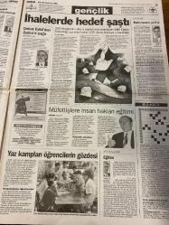 MİLLİYET GAZETESİ DOĞUM GÜNÜ HEDİYESİ - 28 TEMMUZ 1998 - TAM TAKIM 28 SAYFADIR -Melih Aşık-Ercan Akyol-Turhan Selçuk-Yavuz Donat-Abdülkadir Akarsu-Mehmet Keçeciler-Sami Kohen-Serhat Oğuz-Orhan Sungurlu-Ertuğrul Erbaş-Abdullah Karakuş-Zülfikar Doğan-Şeref Oğuz-Yalim Erez-Ali Erdemir-Doğan Heper-Erdal İnönü-Kürşat Yılmaz-Kenan Evren-Çevik Bir-Murat Yetkin Hem ağlarım hem giderim-Firarî Yılmaz’ın ilginç ilişkileri-Kravatsız zirve-Campbell imzaya geldi-Yeni kurallar-5 milyarınız olsaydı-Şimdi de tarım başarısı-Evren Çevik Bir iyi asker-Afta kapsam tartışması-Yılmaz’ın ilginç bağlantıları-Metin Toker-Taha Akyol-Nilgün Cerrahoğlu-Güneri Cıvaoğlu-Taki Berberakis-Tuna Sakallı-Abbas Güçlü-Tamer Heper Kravat­sız diplomasi-Avrupa Konferansı’na katılın-Demirel’den mektup-Pangalos’un cambazlığı-Castro ABD’ye işbirliği önerdi-Şahab 3 havada infilak etmiş-İhalelerde hedef şaştı-Yaz kampları öğrencilerin gözdesi