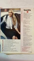 BURDA ELBİSE PATRONLU DERGİ - 2009 AĞUSTOS AYI - MEHMET Y. YILMAZ - BERNA ÖZBEN AKIN - Ö. ALEV TEZCANLI - HANNELORE AZRAK - GÜLDEREN PAMİR - SELMA ÖVET BERBER - ERDAL İPEKEŞEN - YEŞİM DENİZEL - MURAT KÖKSAL - ORHAN TAŞKIN - DİDEM KURUCU - SERVET KAVASOĞLU - CEM M. BAŞAR - HATİCE ERDİNÇ - BELKIS GÜDÜL - NEYRAN ÇINAR - TUĞBA ALTINBAŞ - PINAR CAN - NUSRET KIRIMLIOĞLU - ÇARPICI ŞIKLIK - MÜKEMMEL KALIPLAR - SONBAHAR TRENDLERİ - GENÇ KIZ STİLİ - PATCHWORK PİKNİK ÖRTÜSÜ - TEMEL NAKIŞ ÖRNEKLERİ - 1 PATRONLA 4 BLUZ - VOLAN BASKISI NASIL YAPILIR - KATLI KESİM - SAÇAKLARIN MARİFETİ - SAÇAKLI BORDÜR YAPIMI - RENKLİ TAŞLAR - KÜLT BİR PARÇA - TAŞ İMPARATORLUĞU - YAKA - GÖZ MASKESİ - BİLEKLİK - DÜĞME - TORBA - PARMAK ARASI SANDALET - ANAHTARLIK - DÜZ ÇİZGİ MANTO - MODERN ELBİSE - YENİ GERÇEKÇİLİK BLUZ ETEK - ROMANTİZM RÜZGARLARI  - 66 SAYFA