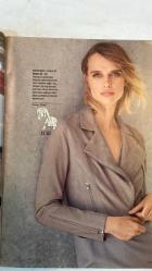 BURDA ELBİSE PATRONLU DERGİ - OCAK 2017 - MEHMET Y. YILMAZ - BERNA ÖZBEN AKIN - ÖZGÜR ALEV TEZCANLI - SELMA ÖVET BERBER - GÜLDEREN PAMİR - ERDAL İPEKEŞEN - YEŞİM DENİZEL - FERİT ÖZKAŞIKÇI - ORHAN TAŞKIN - DİDEM KURUCU - SERVET KAVASOĞLU - SEREN ÜRÜN - KORAY BİLİCİ - NESLİHAN CAN - EBRU ELÇİ - HÜLYA HANKENDİ - NUSRET KIRIMLIOĞLU - SEZİNUR BALIKÇIOĞLU - DİLEK ÜNLÜ - MARIOLINA SICLARI - JULIA MUND - MICHAEL NEUWIRTH - GORAN VUKOTA - MARION BADOLLE-FEICK - CHRISTINA BRESLER - JEANNINE SOELDNER - SALVATORE ZAMMUTO - 2017 MODASI - İYİ UYKULAR YATAK KIYAFETLERİ - HOBİ EL İŞİ EŞARP BOYAMA - OFİS ŞIKLIĞI - ÇOCUKLARA GÖSTERİ KOSTÜMLERİ - SPOR MODASI - DİKİŞ OKULU GÜDERİ CEKET - DRAPELİ BLUZ - BLAZER - KALEM ETEK - KLAS İŞ KADINI - MOTORCU CEKETİ - KLASİK ELBİSE - 132 SAYFA