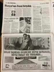 MİLLİYET GAZETESİ DOĞUM GÜNÜ HEDİYESİ - 8 EYLÜL 1998 - TAM TAKIM 32 SAYFADIR -Mehmet Uygun-Vali Erol Çakır-Benjamin Netanyahu-Vahap Yazaroğlu-Güneri Cıvaoğlu-Nedim Şener-Zülfikar Doğan-Cenk Başlamış-Taha Akyol-Hikmet Çetinkaya-Bülent Ecevit-Süleyman Demirel-Türkan Şoray-Selim Genc-Birsen Altuntaş-Melisa Sözen-Süleyman Seba-John Toshack-Osman Çötokmak-Mustafa Özdemir-Merih Mengü-Fikret Çengil Maliro-Fenni Özgüler-Halim Ülmendol-Adalette acı sözler-Rezalete öfke-Vali Erdoğan’a izin vermedi-Netanyahu: Ata’yı örnek aldık-Bakan el koydu-Kohl, Yılmaz’ı şikayet etti-Barda kredi kartı soygunu-Ekmeğe keyfi zam-Yargı’dan sert uyarı-Yargıcı isyan ettiren maaş-İlginç sahneler-Demirel’e çağrı: TCK’yı veto edin-Tartışılan Ceza Yasası taslağı-İstanbul Barosu’nda pantolonlu protesto-Demirel faktörü-Sultan’ı korkutan sahne-Erdura’nın mutlu günü-Yeni Canısı-Viagra gazozu Türkiye’de-Merkez Bankası’nda emeklilik krizi-Başkan’ın istifası Yeltsin’i kızdırdı-Durgunluk içki ve sigaraya yaradı-Erdemir Roadshow