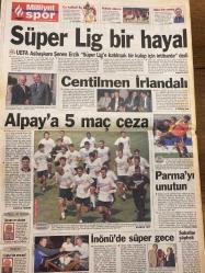 MİLLİYET GAZETESİ DOĞUM GÜNÜ HEDİYESİ - 9 EYLÜL 1998 - TAM TAKIM 32 SAYFADIR -Mesut Yılmaz-Güneri Cıvaoğlu-Vahap Yazaroğlu-Bülent Ecevit-Hikmet Çetinkaya-Şenes Erzik-Tuncay Şen-Doğan Koloğlu-Kartal Yiğit-Yalçın Türk-Erhan Telli-Ömür Avcı-Zafer Akarpınar-Zeki Domag-Meriç Müldür-Atilla Türker-Ferhani Özgüler-Cenk Başlamış-Zülfikar Doğan-Zekeriya Temizel-Cindy Crawford-Ortadoğu misyonu-Gül’den türban şov-Yüzyılın sefaleti-ABD’ye Türk çıkarması-Süper Lig bir hayal-Centilmen İrlandalı-Alpay’a 5 maç ceza-Parma’yı unutun-İnönü’de süper gece-Mindere hüsranla başladık-Hakemlik cazip oldu-Türkiye Kupası günü-Gözler plajda-Tekvandoda süper randevu-Kritik rövanş-Finale doğru-Fırtına start-Terim’in Hakan korkusu-Milne tatlı-sert-Manchester depremi-Denizli şoke oldu-Emekli aylığı=1 litre yağ-Rusya hapşırdıkça biz titremeyelim-İnsani kalkınmada 69’uncuyuz