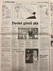 MİLLİYET GAZETESİ DOĞUM GÜNÜ HEDİYESİ - 9 EYLÜL 1998 - TAM TAKIM 32 SAYFADIR -Mesut Yılmaz-Güneri Cıvaoğlu-Vahap Yazaroğlu-Bülent Ecevit-Hikmet Çetinkaya-Şenes Erzik-Tuncay Şen-Doğan Koloğlu-Kartal Yiğit-Yalçın Türk-Erhan Telli-Ömür Avcı-Zafer Akarpınar-Zeki Domag-Meriç Müldür-Atilla Türker-Ferhani Özgüler-Cenk Başlamış-Zülfikar Doğan-Zekeriya Temizel-Cindy Crawford-Ortadoğu misyonu-Gül’den türban şov-Yüzyılın sefaleti-ABD’ye Türk çıkarması-Süper Lig bir hayal-Centilmen İrlandalı-Alpay’a 5 maç ceza-Parma’yı unutun-İnönü’de süper gece-Mindere hüsranla başladık-Hakemlik cazip oldu-Türkiye Kupası günü-Gözler plajda-Tekvandoda süper randevu-Kritik rövanş-Finale doğru-Fırtına start-Terim’in Hakan korkusu-Milne tatlı-sert-Manchester depremi-Denizli şoke oldu-Emekli aylığı=1 litre yağ-Rusya hapşırdıkça biz titremeyelim-İnsani kalkınmada 69’uncuyuz