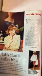 BURDA ELBİSE PATRONLU DERGİ - OCAK 1995 - RUKİYE – ÖZGÜR ALEV TEZCANLI – MEHMET Y. YILMAZ – BERNA ÖZBEN – HANNELORE AZRAK – GÜLDEREN PAMİR – SELMA ÖVET BERBER - BURDA LADY KOLEKSİYONU – 5 BEDENDE UYGULANABİLEN MODELLER – SEZONUN TEKLERİ – RENGARENK NEŞELİ ÇOCUK KAZAKLARI – GENÇ MODA: 152–176 BEDEN – YENİ İLKBAHAR MODELLERİ – FEMİNEN GÖRÜNÜM: YUMUŞAK, DÖKÜMLÜ, UÇUCU KUMAŞLAR – PASTEL VE PUDRA TONLARI – ELBİSE VE MANTOLARDA EŞ BOY MODASI – ŞİFON BLUZLARLA TULUM KOMBİNLERİ – MİNİ ELBİSE ÜZERİNE UZUN YELEK – DİKİŞ DİKMEK AKILLI BİR İŞ – MODEL 126: BEDEN 34–40 – MODEL 138: REVERLİ YAKA – MODEL 143: YELEK ÖNERİLERİ – NAKIŞLI, BOYALI, APLİKELİ, BAĞCIKLI YELEKLER – PATCHWORK VE QUILT – ELLEN BETRIX VITABALANCE: KARMA CİLT BAKIMI – OKUYUCU PORTRESİ: ANGELA – DİKİŞ OKULU: KEMER, CEP, PERVAZ, ASTAR, YIRTMAÇ, VATKA, TELALAR –  TAM TAKIM 238 SAYFA