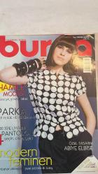 BURDA ELBİSE PATRONLU DERGİ - AĞUSTOS 2008 - BERNA ÖZBEN AKIN – Ö. ALEV TEZCANLI – HANNELORE AZRAK – GÜLDEREN PAMİR – SELMA ÖVET BERBER – İREM AKKAYA ZÜMBÜLYUVA – ERDAL İPEKEŞEN – ZİYNET ATTİLA – YEŞİM DENİZEL – MURAT KÖKSAL – ORHAN TAŞKIN – DİDEM KURUCU – SERVET KAVASOĞLU – CEM M. BAŞAR – NEYRAN ÇINAR – BELKIS GÜDÜL – ÖZDEN PULURLUOĞLU – NUSRET KIRIMLIOĞLU - HAMİLE MODASI: GECE ŞIK, GÜNDÜZ RAHAT – HER TİPE UYGUN PANTOLON – MODERN FEMİNEN STİL – SONBAHARA İLK BAKIŞ – ÖZEL TASARIM ABİYE ELBİSE – GÜNCEL MODA: GÖSTERİŞİ SEVENLER İÇİN TASARIMLAR – SİYAH MODASI: KULLANIŞLI MODELLER – LÜKS GİYİM: DİKİŞ USTALARINA ÖZEL – PARKA İLE 3 FARKLI STİL – BİYELİ CEP YAPIMI – İŞ MODASI: ŞIK OFİS PARÇALARI – SEZONUN 4 FAVORİ PANTOLON MODELİ – BÜYÜK BEDEN: 44–52 BEDENDE SADE KESİMLER – ÇOCUK MODASI: KIZLARA MODERN KIYAFETLER – YARATICI FİKİRLER: DENİZİN GETİRDİKLERİYLE OBJELER – MODEL 110: ŞÖMİZYE ELBİSE – MODEL 137: YUVARLAK ROBALI KAZAK – DİKİŞ OKULU: KOL TAKMA TEKNİĞİ – PHILIPS A –  TAM TAKIM 92 SAYFA