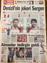 MİLLİYET GAZETESİ DOĞUM GÜNÜ HEDİYESİ - 9 EKİM 1998 - TAM TAKIM 34 SAYFADIR -Bülent Ecevit-Bill Clinton-Can Serpil-Hamdi Saran-Hansjörg Kretschmer-Oral Sander-Ahmet Taner Kışlalı-Tuncer Karamustafaoğlu-Ahmet Taner-Yılmaz Güney-Demet Akbağ-Sergen Yalçın-Mustafa Denizli-Fatih Terim-Joachim Löw-Zeki Domag-Doğan Koloğlu-Dario Porsemay-Ersoy Özdem-Kartal Yiğit-Halil Özer-Fuat Kars-Vedat Yavuzer-Ömer Üründül-Vedat Danacı-Şeref Oğuz-Perihan Çakıroğlu-Ecevit: Çok beklemeyiz-Clinton için azil süreci başladı-Caniler yakalandı-Sırplarda savaş paniği-Demirkan’a Alman Liyakat Nişanı-Denizli’nin jokeri Sergen-Almanlar tedirgin geldi-Keşke Beşiktaş çıkmasaydı-İstanbul’da tatilde gibiyim-Federasyona yaylım ateş-Tahkim’den Fener’e indirim-Trabzon’da birlik çağrısı-Sanayicinin kriz teyakkuzu-Haydi vur kendini alışverişe-Enerjide devrime ilk imza
