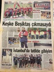 MİLLİYET GAZETESİ DOĞUM GÜNÜ HEDİYESİ - 9 EKİM 1998 - TAM TAKIM 34 SAYFADIR -Bülent Ecevit-Bill Clinton-Can Serpil-Hamdi Saran-Hansjörg Kretschmer-Oral Sander-Ahmet Taner Kışlalı-Tuncer Karamustafaoğlu-Ahmet Taner-Yılmaz Güney-Demet Akbağ-Sergen Yalçın-Mustafa Denizli-Fatih Terim-Joachim Löw-Zeki Domag-Doğan Koloğlu-Dario Porsemay-Ersoy Özdem-Kartal Yiğit-Halil Özer-Fuat Kars-Vedat Yavuzer-Ömer Üründül-Vedat Danacı-Şeref Oğuz-Perihan Çakıroğlu-Ecevit: Çok beklemeyiz-Clinton için azil süreci başladı-Caniler yakalandı-Sırplarda savaş paniği-Demirkan’a Alman Liyakat Nişanı-Denizli’nin jokeri Sergen-Almanlar tedirgin geldi-Keşke Beşiktaş çıkmasaydı-İstanbul’da tatilde gibiyim-Federasyona yaylım ateş-Tahkim’den Fener’e indirim-Trabzon’da birlik çağrısı-Sanayicinin kriz teyakkuzu-Haydi vur kendini alışverişe-Enerjide devrime ilk imza