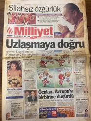 MİLLİYET GAZETESİ DOĞUM GÜNÜ HEDİYESİ - 29 KASIM 1998 - TAM TAKIM 38 SAYFADIR -Dalai Lama-Zehra Güngör-Demet Özdemir-Bülent Ecevit-Hikmet Çetinkaya-Hasan Cemal-Recai Kutan-Devlet Bahçeli-Tansu Çiller-Hüsamettin Cindoruk-Doğan Heper-Aydın Hasan-Abdullah Kırcalı-Mehmet Atakan-Ali Nuri Yurtseven-Silvio Berlusconi-Madame Mitterrand-Massimo D’Alema-Gerhard Schröder-Ali Ürker-Güneri Cıvaoğlu-Lennart Johansson-Enhan Güner-Fatih Terim-Ömer Üründül-Murat Ağca-Mim Kemal Öke-Ömer Üründül-Erdal Akbaş-Fatih Terim-Murat Toklucu-Fehmi Özgüler-Kartal Yiğit-Vedat Yavuzer-Derya Sazak-Faik Metin-Tuğrul Şen-Osman Turanlı-Murat Kuloğlu-Bahattin Ergezer-Zeki Çol-Uzlaşmaya doğru-Öcalan Avrupa’yı birbirine düşürdü-Böyle gaf görülmedi-Bu maç tarihe geçecek-Beşiktaş’tan terör yasası-Dünya alkışladı-Apo Roma’nın elinde kaldı-Türkiye boyun eğmez-Çiller: Ananız çok çekti