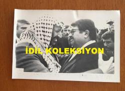 FİLİSTİN ULUSAL YÖNETİM ESKİ BAŞKANI YASER ARAFAT'IN AJANS BASIMI ORİJİNAL 4'LÜ FOTOĞRAF SETİ - 18 x 12 cm EBADINDA - YASER ARAFAT'IN 1988'DE TÜRKİYE'Yİ ZİYARET EDİP CUMHURBAŞKANI KENAN EVREN, BAŞBAKAN TURGUT ÖZAL ve BAKANLARLA GÖRÜŞMELER YAPTIĞI ve ANITKABİR'İ ZİYARET ETTİĞİ ANLARDA ÇEKİLMİŞ 4 FARKLI KARE