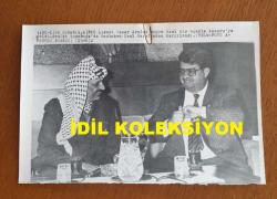 FİLİSTİN ULUSAL YÖNETİM ESKİ BAŞKANI YASER ARAFAT'IN AJANS BASIMI ORİJİNAL 4'LÜ FOTOĞRAF SETİ - 18 x 12 cm EBADINDA - YASER ARAFAT'IN 1988'DE TÜRKİYE'Yİ ZİYARET EDİP CUMHURBAŞKANI KENAN EVREN, BAŞBAKAN TURGUT ÖZAL ve BAKANLARLA GÖRÜŞMELER YAPTIĞI ve ANITKABİR'İ ZİYARET ETTİĞİ ANLARDA ÇEKİLMİŞ 4 FARKLI KARE