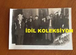 FİLİSTİN ULUSAL YÖNETİM ESKİ BAŞKANI YASER ARAFAT'IN AJANS BASIMI ORİJİNAL 4'LÜ FOTOĞRAF SETİ - 18 x 12 cm EBADINDA - YASER ARAFAT'IN 1988'DE TÜRKİYE'Yİ ZİYARET EDİP CUMHURBAŞKANI KENAN EVREN, BAŞBAKAN TURGUT ÖZAL ve BAKANLARLA GÖRÜŞMELER YAPTIĞI ve ANITKABİR'İ ZİYARET ETTİĞİ ANLARDA ÇEKİLMİŞ 4 FARKLI KARE