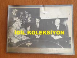 FİLİSTİN ULUSAL YÖNETİM ESKİ BAŞKANI YASER ARAFAT'IN AJANS BASIMI ORİJİNAL 4'LÜ FOTOĞRAF SETİ - 18 x 12 cm EBADINDA - YASER ARAFAT'IN 1988'DE TÜRKİYE'Yİ ZİYARET EDİP CUMHURBAŞKANI KENAN EVREN, BAŞBAKAN TURGUT ÖZAL ve BAKANLARLA GÖRÜŞMELER YAPTIĞI ve ANITKABİR'İ ZİYARET ETTİĞİ ANLARDA ÇEKİLMİŞ 4 FARKLI KARE