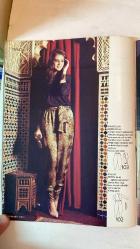 BURDA ELBİSE PATRONLU DERGİ - KASIM 2011 - SELMA ÖVET BERBER – ERDAL İPEKEŞEN – YEŞİM DENİZEL – MURAT KÖKSAL – ORHAN TAŞKIN – DİDEM KURUCU – SERVET KAVASOĞLU – VICKY HABIF – NIL ERTAN – TUĞBA ALTINBAŞ – YONCA GÖNEN – DENİZ KÜÇÜKHÜSEYİN – NUSRET KIRIMLIOĞLU – NESLİHAN SADIKOĞLU – SEZİNUR BALIKÇIOĞLU - DAR KESİMLİ GECE ELBİSESİ – KAPÜŞONLU, ÇİFT TARAFLI GOCUK, BLAZER VE MANTO – ÇOCUKLARA KAR KIYAFETLERİ – AYIN RENGİ: KIRMIZI – ELBİSELER, MONTLAR, ANVELOP BLUZLAR – BÜYÜK BEDENLERE: 52 BEDENE KADAR RAHAT MODELLER – BROKAR, KÜRK, NAPA DERİ VE İPEK KUMAŞLARLA ŞIKLIK – YENİ YIL HEDİYESİ ÖNERİLERİ – HOBİ EKSTRA: XXL KÜPELER, VOLANLAR, FARBELALAR, TRİKO, KÜRK VE TÜVİT KOLLAR – DEKORASYON: HEDİYELİK EŞYALAR – DİKİŞ OKULU: ANVELOP BLUZ DİKİMİ – TREND: BROKAR, KÜRK, DORE DERİ – TEMEL PARÇALAR: KIRMIZI RENKTE ELBİSE, BLUZ, AKSESUAR – KLASİK: 8 ABIYE ELBİSE MODELİ – EKSTRA: HAFTA SONU KIYAFETLERİ – BÜYÜK BEDEN: SPOR ŞIK GİYİM - LEOPAR DESENLİ İPEK PANTOLON  –  TAM TAKIM 116 SAYFA