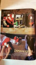 BURDA ELBİSE PATRONLU DERGİ - KASIM 2011 - SELMA ÖVET BERBER – ERDAL İPEKEŞEN – YEŞİM DENİZEL – MURAT KÖKSAL – ORHAN TAŞKIN – DİDEM KURUCU – SERVET KAVASOĞLU – VICKY HABIF – NIL ERTAN – TUĞBA ALTINBAŞ – YONCA GÖNEN – DENİZ KÜÇÜKHÜSEYİN – NUSRET KIRIMLIOĞLU – NESLİHAN SADIKOĞLU – SEZİNUR BALIKÇIOĞLU - DAR KESİMLİ GECE ELBİSESİ – KAPÜŞONLU, ÇİFT TARAFLI GOCUK, BLAZER VE MANTO – ÇOCUKLARA KAR KIYAFETLERİ – AYIN RENGİ: KIRMIZI – ELBİSELER, MONTLAR, ANVELOP BLUZLAR – BÜYÜK BEDENLERE: 52 BEDENE KADAR RAHAT MODELLER – BROKAR, KÜRK, NAPA DERİ VE İPEK KUMAŞLARLA ŞIKLIK – YENİ YIL HEDİYESİ ÖNERİLERİ – HOBİ EKSTRA: XXL KÜPELER, VOLANLAR, FARBELALAR, TRİKO, KÜRK VE TÜVİT KOLLAR – DEKORASYON: HEDİYELİK EŞYALAR – DİKİŞ OKULU: ANVELOP BLUZ DİKİMİ – TREND: BROKAR, KÜRK, DORE DERİ – TEMEL PARÇALAR: KIRMIZI RENKTE ELBİSE, BLUZ, AKSESUAR – KLASİK: 8 ABIYE ELBİSE MODELİ – EKSTRA: HAFTA SONU KIYAFETLERİ – BÜYÜK BEDEN: SPOR ŞIK GİYİM - LEOPAR DESENLİ İPEK PANTOLON  –  TAM TAKIM 116 SAYFA