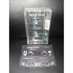 Kaset İbrahim Tatlıses klasikleri. baştan sona dinlendi sorunsuz çalışıyor. kartonetin kulakçık kısmında hafif yıpranma var