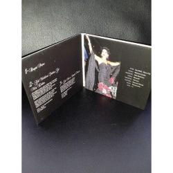 CD Bülent Ersoy Türk Sanat Müziği konseri 3 albümü. Disk temiz. Digipak in içinde sararmış yerler var.