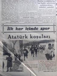 Cumhuriyet Gazetesi - 28 Birincikanun (Aralık) 1941 - nasıl bir teşkilat lazım yazan Yunus Nadi Başmakale - zirai seferberlik - İngiliz Amerikan tebliği Manila ağır surette bombalandı - Ankara'nın Aziz hatırası Atatürk yirmi iki yıl önce Ankara'ya dün ayak basmıştı - Malezya harekatından bir fotoğraf - Japon harp tebliği Malezya'da Popham hattı yarıldı - müttefikler harp planı hazırlıyorlar - Churchill Kanada'ya da giderek bir nutuk söyleyecek - ilk kar içinde spor Atatürk koşuları fotoğraf - Şimali Afrika'da İngiltere Mihver harbi'nin cereyan etmekte olduğu sahayı gösterir harita - Mihver ordusuna acil yardım yolları yazan Abidin Daver - Şimali Afrika'da harekat Yedabya bölgesinde ileri harekat - Kerç boğazında asker dolu 4 Rus vapuru batırıldı - haftanın şakaları yazan Burhan Felek - Bayram şerefine Safiye Ayla Maksim gazinosunda - sanatkar naşit ve arkadaşları Turan sinema tiyatrosunda - bir macera yazan Mükerrem Kamil Su - Hamlet davasının  Peyami Safa müdafaa yapıyor fotoğrafı