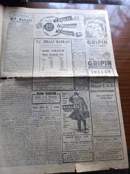 Cumhuriyet Gazetesi - 18 Kasım 1954 - acele işe yazan Nadir Nadi Başmakale - hükümet şekere dair haberleri yalanlıyor - Cumhurbaşkanı General Nagip istifa ediyor fotoğraf - Karadeniz ve Akdeniz'de NATO savunma faaliyeti - Lord Mountbatten dün akşam başvekil Adnan Menderes ile bir arada fotoğraf - millet gazetesi sahibi 8 ay hapse mahkum oldu - Von Papen'i öldürmek emrini alan Sovyet Ajanı - hazine Dünya gazetesi aleyhine dava açıyor - Yahya Kemal ve sonbahar yazan Cahit Tanyol - hapishanede gazeteci yazan Burhan Felek - Malatya'da Atatürk mitingi - paydos filmi elhamra sinemasında - Beşiktaş dün Beyoğlusporu 3 1 mağlup etti - Kasımpaşa İstanbulspor maçı yarın yapılıyor - Jeronimonun Oğlu filmi Lale sinemasında - 1001 kuyu yazan Va Nü yazı dizisi -  Zoraki Diplomat yazan Yakup Kadri Karaosmanoğlu Yazı Dizisi - Antalya'da bulunan tarihi eserler - 2 milyon satılan İtalya'da günün hadisesi olan yasak kitap Romalı Dilber - kız liseleri voleybol maçında Çamlıca İstanbul lisesini 2-0 yendi