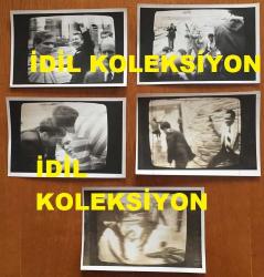 AMERİKA BİRLEŞİK DEVLETLERİ ESKİ BAŞKANI RONALD REAGAN'IN AJANS BASIMI 5'Lİ FOTOĞRAF SETİ - 18 x 12 cm EBADINDA - RONALD REAGAN'A SUİKAST GİRİŞİMİ ANLARINDA KAYDEDİLMİŞ 5 FARKLI KARE, SONRADAN AJANS BASKISI. 5 DIFFERENT PHOTOGRAPHS RECORDED DURING THE ASSASSINATION ATTEMPT ON RONALD REAGAN (NEWS AGENCY PRINTING PHOTOGRAPHS)